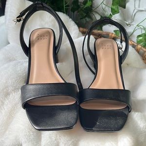 Short chunk black heel square toe